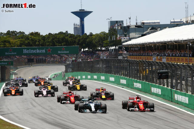 Foto zur News: Die rennentscheidende Szene: Vettel hat am Start zwar zunächst Wheelspin, sticht aber trotzdem vor Bottas in die erste Kurve, ...
