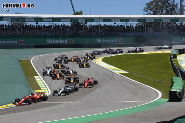 Foto zur News: ... und behauptet sich durch das Senna-S. Fernando Alonso geht an Sergio Perez vorbei, und Lokalmatador Felipe Massa katapultiert sich in seinem letzten Heim-Grand-Prix von P9 auf P6. Weiter hinten wird's eng: Kevin Magnussen, Stoffel Vandoorne und Daniel Ricciardo wollen zu dritt durch die zweite Kurve, ...