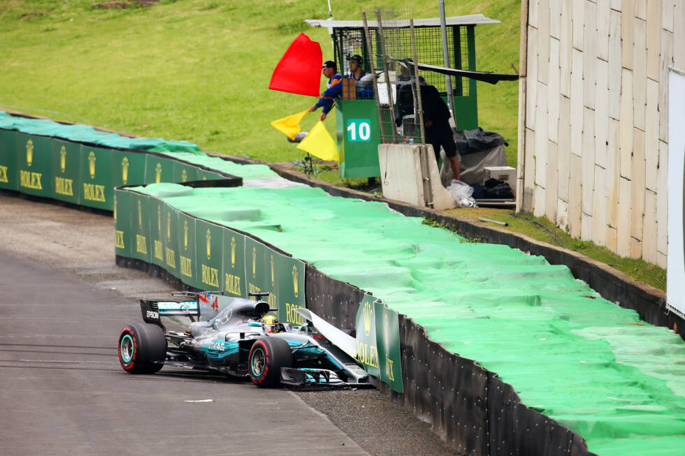 Foto zur News: Weltmeister Lewis Hamilton verspielt seine Chance auf den zehnten Saisonsieg gleich in seiner allerersten Q1-Runde. Beim Crash in Kurve 7 setzt sein Auto auf, letztendlich nimmt er den Fehler auf seine Kappe. Mercedes macht das Beste draus und gibt ihm für den Boxengassen-Start zumindest einen neuen Motor.
