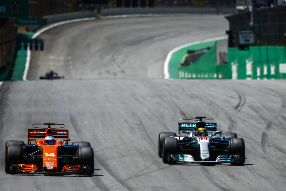 Foto zur News: Nach 21 Runden hat Hamilton auch noch Alonso und Massa überholt und ist Fünfter. Er hat nun die härteren Reifen, 17,6 Sekunden Rückstand auf Leader Vettel und liegt 10,2 Sekunden hinter Verstappen. Und hat das mit Abstand schnellste Auto im Feld.