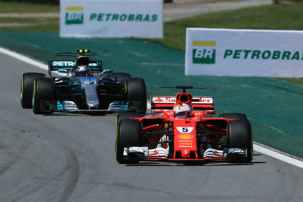 Foto zur News: Bottas kommt eine Runde vor Vettel zum Boxenstopp, aber der versuchte Undercut geht nicht ganz auf. Aus 1,8 Sekunden Rückstand werden 0,4 in Runde 29. Aber nur eine Runde später hat der Ferrari den Mercedes schon wieder aus der DRS-Sekunde abgeschüttelt.