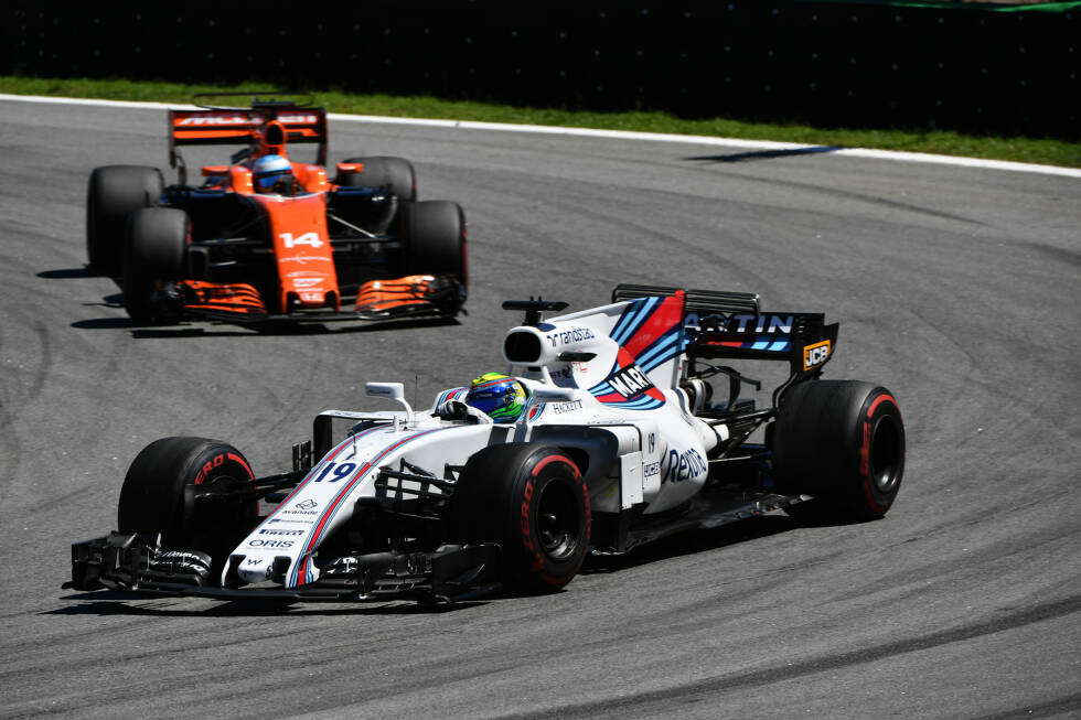 Foto zur News: Während Vettel den Sieg sicher nach Hause fährt, obwohl er Vibrationen von den Reifen spürt, liefern sich Massa, Alonso und Perez einen sehenswerten Fight um P7. Massa gewinnt das Fotofinish, und das ist gut so: ...