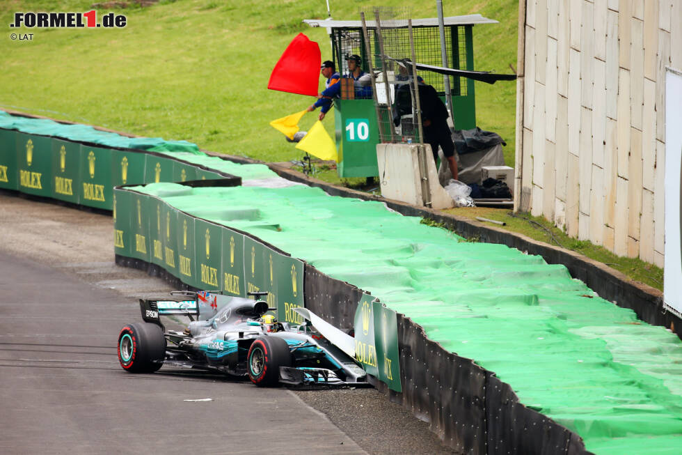 Foto zur News: Weltmeister Lewis Hamilton verspielt seine Chance auf den zehnten Saisonsieg gleich in seiner allerersten Q1-Runde. Beim Crash in Kurve 7 setzt sein Auto auf, letztendlich nimmt er den Fehler auf seine Kappe. Mercedes macht das Beste draus und gibt ihm für den Boxengassen-Start zumindest einen neuen Motor.