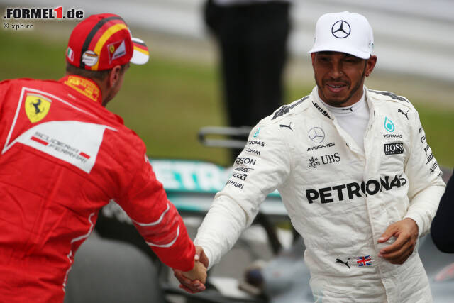 Foto zur News: Unwiderstehlich, wie Hamilton zu seiner ersten Pole in Suzuka fährt und damit den Streckenrekord von Michael Schumacher aus dem Jahr 2006 unterbietet! Bottas wird Zweiter. Und trotzdem steht Vettel neben seinem WM-Rivalen in der ersten Reihe, obwohl er nur die drittbeste Zeit erzielt. Rückstand: 0,5 Sekunden.
