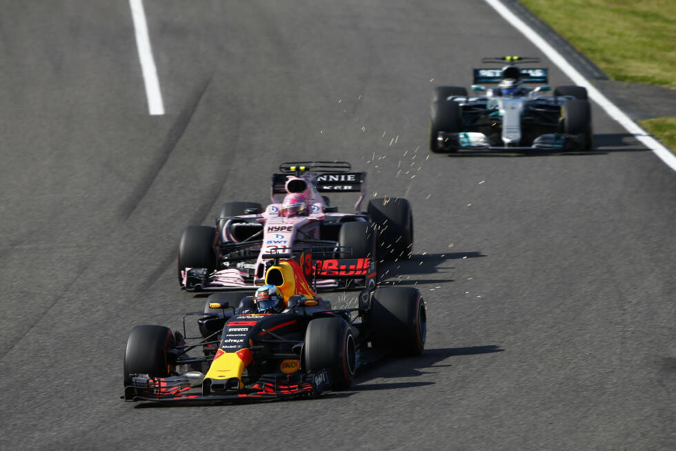 Foto zur News: In der elften Runde knackt Ricciardo endlich Ocon. Sein Rückstand auf Verstappen beträgt zu diesem Zeitpunkt schon 8,5 Sekunden. Es dauert nicht lang, dann ist auch Bottas durch. Praktisch für den Werks-Mercedes, wenn der Gegner ein Kunden-Mercedes ist.