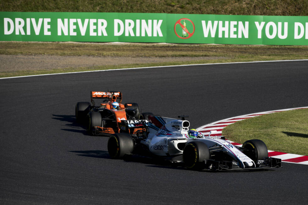 Foto zur News: Viele fragen sich: Hätte Verstappen gewonnen, wenn er nicht von Massa und Fernando Alonso aufgehalten worden wäre? Die beiden Ex-Teamkollegen fighten in der letzten Runde verbissen und vergessen dabei, in den Rückspiegel zu schauen. Alonso wird Elfter und verpasst einen WM-Punkt, holt sich aber eine FIA-Verwarnung ab.