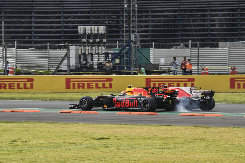 Foto zur News: ... in der Hamilton dann zunächst zurückstecken muss. Aber Verstappen lässt gegen Vettel nicht locker, sodass es zu einer leichten Berührung kommt. Von der wiederum profitiert Hamilton, ...