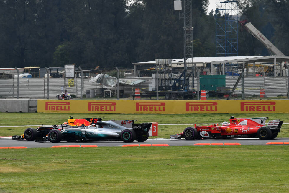 Foto zur News: ... der sich an Vettel vorbeischiebt. Pech: Beim Herausbeschleunigen aus Kurve 3 schlitzt Vettel den rechten Hinterreifen des Mercedes auf. Verstappen sagt Danke und fährt von diesem Zeitpunkt an auf und davon, ...