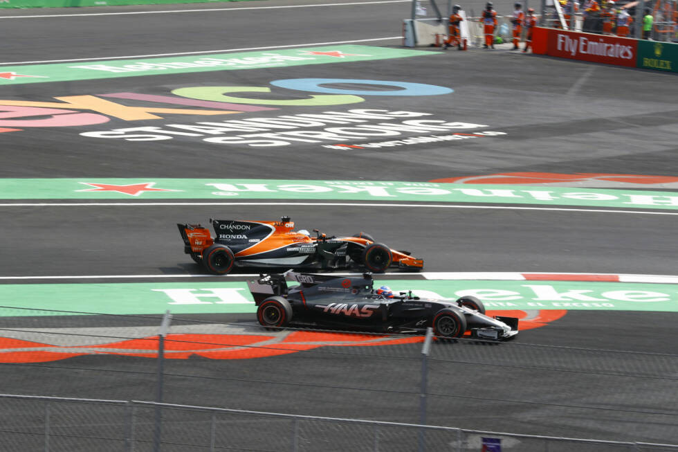Foto zur News: Fernando Alonso und Romain Grosjean kämpfen um P11, als es kracht. Alonso bittet McLaren, das in seinen Augen Fehlverhalten des Haas-Fahrers bei der Rennleitung anzuzeigen. Mit Erfolg: Grosjean kassiert eine Fünf-Sekunden-Strafe und beendet den Grand Prix chancenlos als 15. und Letzter.