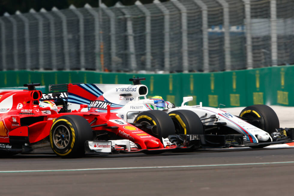 Foto zur News: Zu dem Zeitpunkt kämpft Vettel gerade gegen Felipe Massa um P15. Als dessen Williams beim Rad-an-Rad-Duell (unabsichtlich) in den Ferrari rutscht, schimpft der Deutsche: &quot;Fahren wir hier Autoscooter?&quot; Teamchef Maurizio Arrivabene höchstpersönlich muss am Boxenfunk einschreiten: &quot;Seb, bleib ruhig!&quot;