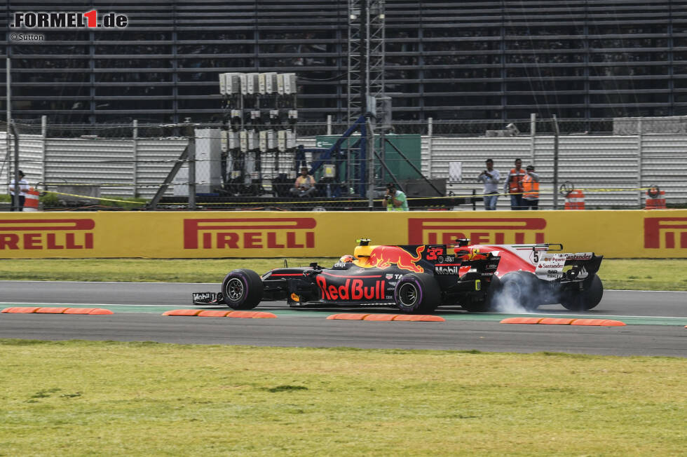 Foto zur News: ... in der Hamilton dann zunächst zurückstecken muss. Aber Verstappen lässt gegen Vettel nicht locker, sodass es zu einer leichten Berührung kommt. Von der wiederum profitiert Hamilton, ...