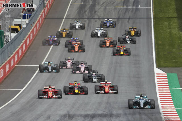 Foto zur News: Polesetter Bottas gewinnt den Start überlegen, dahinter biegt Vettel als Zweiter in die erste Kurve ein. Zwischen Ricciardo und Kimi Räikkönen geht's um Platz drei. Und Verstappen kommt wegen eines Kupplungsproblems katastrophal schlecht von P5 weg, ...