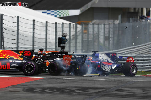 Foto zur News: ... was eine Kettenreaktion zur Folge hat: Daniil Kwjat bremst die erste Kurve zu spät an und rutscht ins Heck des McLaren von Fernando Alonso. Der wiederum nimmt Verstappen mit ins Verderben. Ausgerechnet vor der "Oranje"-Tribüne mit zehntausenden Holländern!