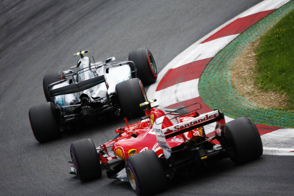 Foto zur News: Nach Bottas&#039; Boxenstopp versucht Ferrari, mit Räikkönen ein taktisches Spielchen zu spielen: Der &quot;Iceman&quot; (noch auf alten Reifen) soll seinen Landsmann so lange aufhalten, bis Vettel dran ist. Das geht schief: Bottas hat beim Überholen keine Mühe und Räikkönen fällt wegen des langen Stints hinter Hamilton zurück.