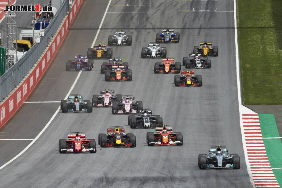 Foto zur News: Polesetter Bottas gewinnt den Start überlegen, dahinter biegt Vettel als Zweiter in die erste Kurve ein. Zwischen Ricciardo und Kimi Räikkönen geht&amp;#39;s um Platz drei. Und Verstappen kommt wegen eines Kupplungsproblems katastrophal schlecht von P5 weg, ...