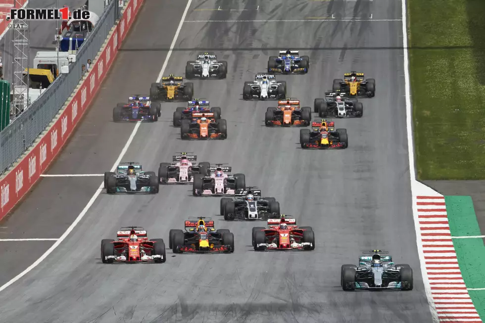 Foto zur News: Polesetter Bottas gewinnt den Start überlegen, dahinter biegt Vettel als Zweiter in die erste Kurve ein. Zwischen Ricciardo und Kimi Räikkönen geht&#039;s um Platz drei. Und Max Verstappen kommt wegen eines Kupplungsproblems katastrophal schlecht von P5 weg, ...