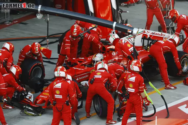 In Runde 33 täuscht Ferrari erstmals einen Boxenstopp an, erst in Runde 34 wechselt Vettel wirklich von Ultra- auf Supersoft. Vettel steht 3,4 Sekunden (zu lang) und kommt 4,7 Sekunden hinter Bottas wieder auf die Strecke. Mit Reifen, die um sieben Runden frischer sind. Jetzt kann die Aufholjagd beginnen! Foto zur News: In Runde 33 täuscht Ferrari erstmals einen Boxenstopp an, erst in Runde 34 wechselt Vettel wirklich von Ultra- auf Supersoft. Vettel steht 3,4 Sekunden (zu lang) und kommt 4,7 Sekunden hinter Bottas wieder auf die Strecke. Mit Reifen, die um sieben Runden frischer sind. Jetzt kann die Aufholjagd beginnen!