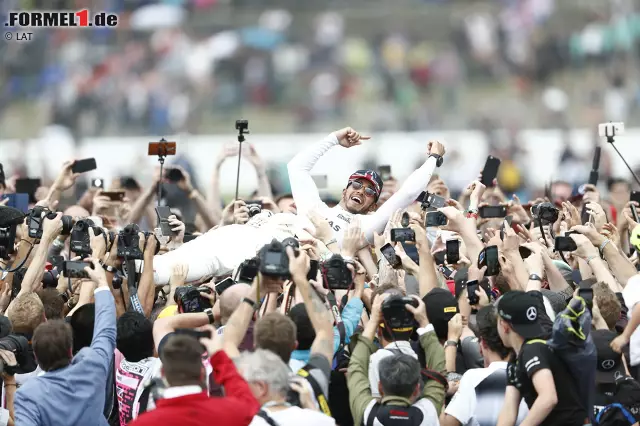 Foto zur News: 2008, 2014, 2015, 2016, 2017: Lewis Hamilton feiert seinen fünften Sieg in Silverstone, seinen vierten hintereinander, und zieht beim britischen Grand Prix mit UK-Legende Jim Clark gleich. Vergessen sind alle Diskussionen um seinen Party-Urlaub auf Mykonos. Wie er gewonnen hat? Jetzt durch die 16 besten Highlight-Fotos klicken!