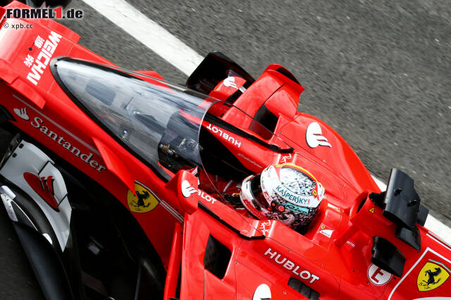 Foto zur News: Das Wochenende beginnt mit einer Premiere: Sebastian Vettel testet im Freitagstraining den neuen Copckpitschutz "Shield" zum ersten Mal - und meckert. Die Sicht sei so verzerrt, dass einem davon schwindlig werde, sagt er. Dabei fährt er nur seine Installation-Lap mit dem gewöhnungsbedürftigen Prototypen.