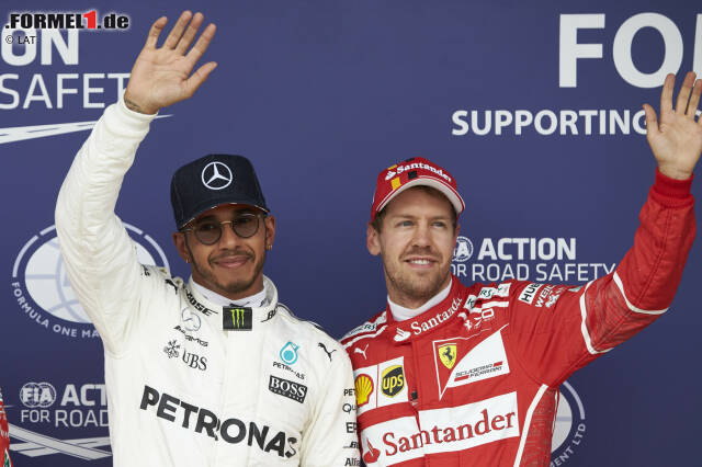 Foto zur News: Was für eine Runde: Mit einer halben Sekunde Vorsprung auf Kimi Räikkönen sichert sich Hamilton die 67. Pole seiner Karriere - jetzt fehlt nur noch eine auf Schumacher! Allerdings muss er wegen Behinderung von Romain Grosjean erst eine FIA-Untersuchung überleben. Das WM-Duell spitzt sich weiter zu.