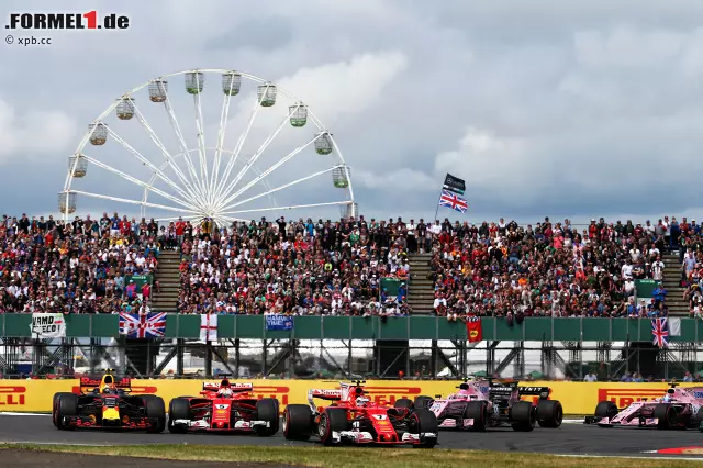 Foto zur News: ... das der Niederländer am Ende für sich entscheidet. Dahinter schnappt sich Esteban Ocon den fünften Platz von Nico Hülkenberg. Aber nur kurzzeitig: Bei Stowe ist der gelbe Renault schon wieder am rosaroten Force India vorbei. Mit einem gekonnten Kraftakt.