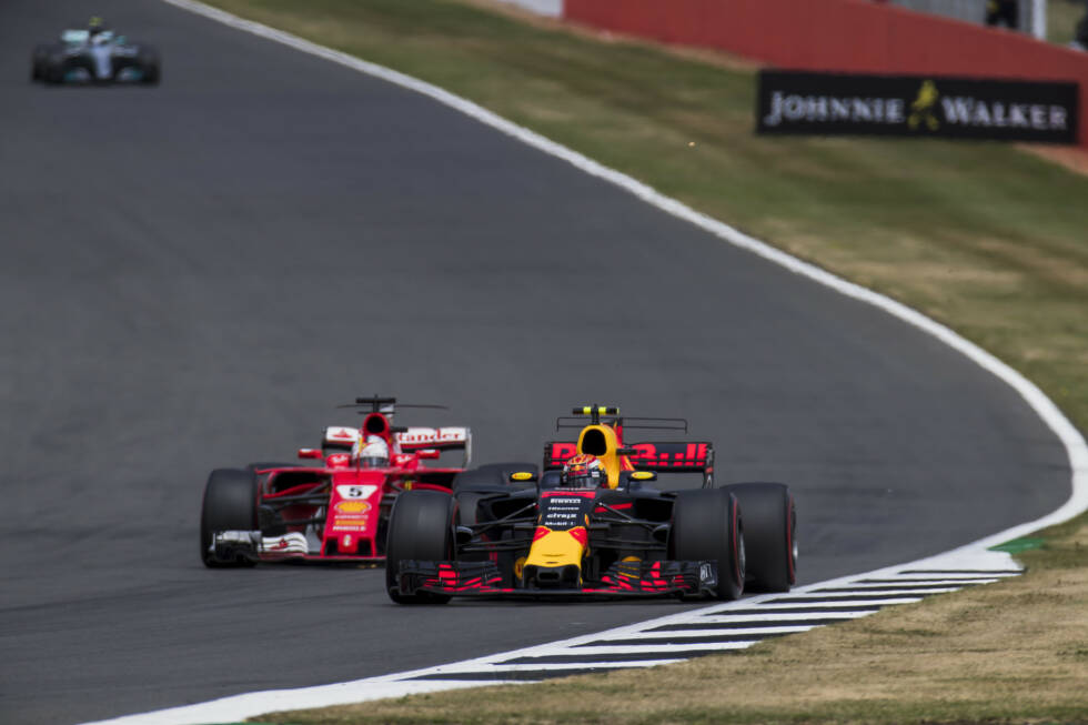 Foto zur News: In der 13. Runde reißt Vettel der Geduldsfaden: Weil sein Rückstand auf Hamilton auf über zehn Sekunden angewachsen ist, schert er vor Stowe neben Verstappen aus ...