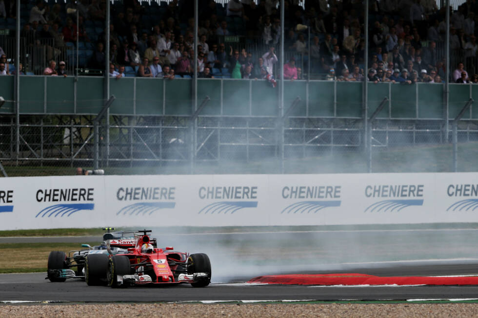 Foto zur News: Mit den um 14 Runden frischeren und weicheren Reifen vernichtet Bottas innerhalb von neun Runden 5,5 Sekunden Rückstand auf Vettel. Der kann den ersten Angriff noch abwehren, allerdings nur mit stehenden Rädern. Beim zweiten schlüpft der Mercedes-Finne durch. Eine Situation mit Folgen?
