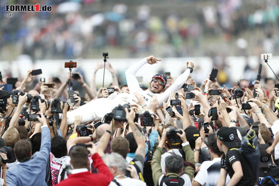 2008, 2014, 2015, 2016, 2017: Lewis Hamilton feiert seinen fünften Sieg in Silverstone, seinen vierten hintereinander, und zieht beim britischen Grand Prix mit UK-Legende Jim Clark gleich. Vergessen sind alle Diskussionen um seinen Party-Urlaub auf Mykonos. Wie er gewonnen hat? Jetzt durch die 16 besten Highlight-Fotos klicken! 2008, 2014, 2015, 2016, 2017: Lewis Hamilton feiert seinen fünften Sieg in Silverstone, seinen vierten hintereinander, und zieht beim britischen Grand Prix mit UK-Legende Jim Clark gleich. Vergessen sind alle Diskussionen um seinen Party-Urlaub auf Mykonos. Wie er gewonnen hat? Jetzt durch die 16 besten Highlight-Fotos klicken!
