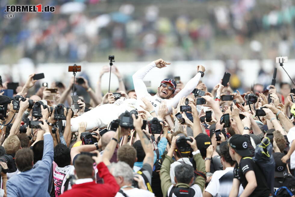Foto zur News: 2008, 2014, 2015, 2016, 2017: Lewis Hamilton feiert seinen fünften Sieg in Silverstone, seinen vierten hintereinander, und zieht beim britischen Grand Prix mit UK-Legende Jim Clark gleich. Vergessen sind alle Diskussionen um seinen Party-Urlaub auf Mykonos. Wie er gewonnen hat? Jetzt durch die 16 besten Highlight-Fotos klicken!