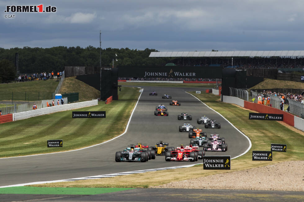 Foto zur News: Hamilton darf die Pole behalten, erwischt den besten Start; dahinter aber kommt Vettel eher schleppend weg. Vielleicht wegen der qualmenden Bremsen, die erst im Fahrtwind der ersten Runde wieder abkühlen? Der Ferrari-Star liefert sich über mehrere Kurven ein sehenswertes Duell mit Max Verstappen um P3, ...
