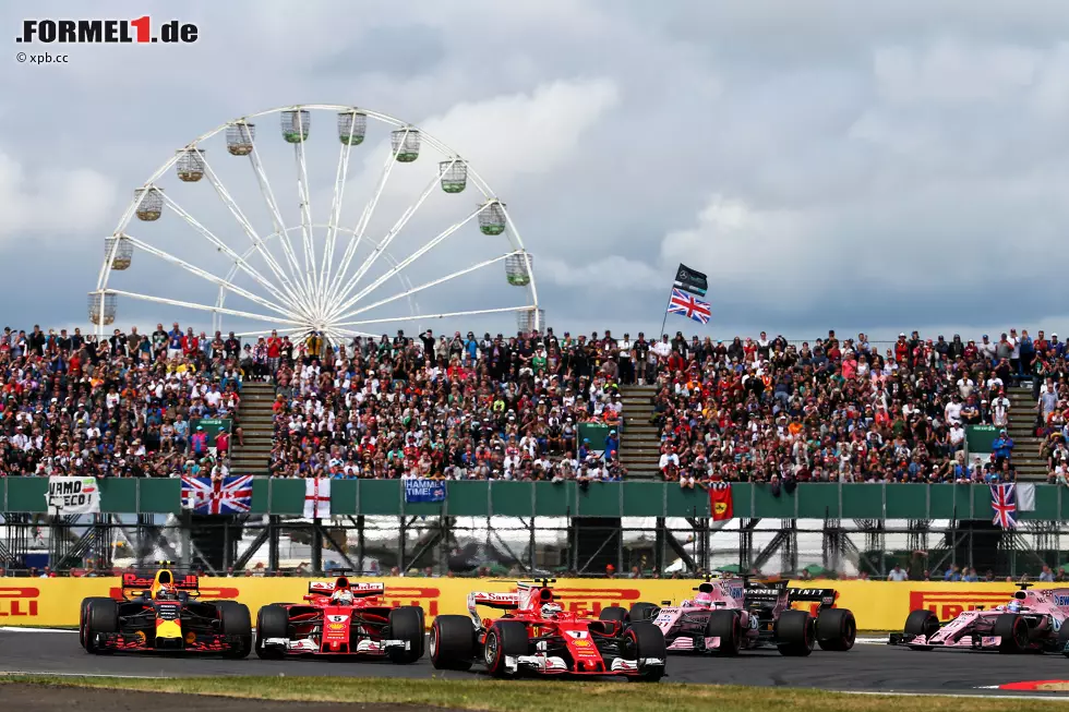 Foto zur News: ... das der Niederländer am Ende für sich entscheidet. Dahinter schnappt sich Esteban Ocon den fünften Platz von Nico Hülkenberg. Aber nur kurzzeitig: Bei Stowe ist der gelbe Renault schon wieder am rosaroten Force India vorbei. Mit einem gekonnten Kraftakt.