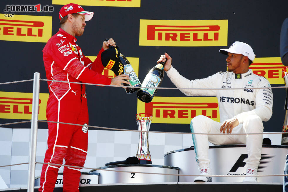 Foto zur News: Die Formel-1-WM 2017 steht ganz im Zeichen des Duells der Giganten: Nach dem Europa-Auftakt in Barcelona haben Sebastian Vettel und Lewis Hamilton je zwei Siege auf dem Konto. Vorteil Vettel: sechs Punkte mehr. Vorteil Hamilton: die vielleicht besseren technischen Updates.