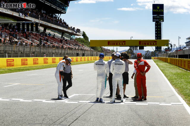 Foto zur News: Vettel hört schon in Q1 (nach Motorwechsel über Mittag) den Befehl: "Stop the Car!" Widersetzt sich diesem aber und holt fast die Pole. Sein Fehler im letzten Sektor kostet mehr als die fehlenden 0,051 Sekunden. Beim Pole-Interview auf Start und Ziel lacht Hamilton: "Jetzt habt ihr auch die Startsequenz geändert, nicht wahr?"
