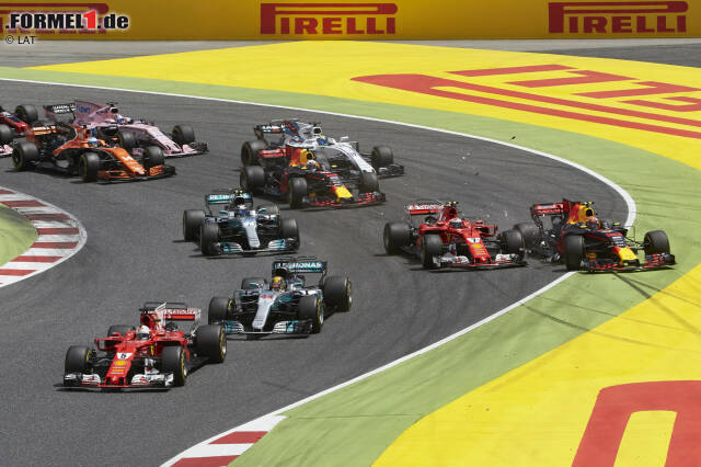 Foto zur News: Und Vettel macht das Beste aus der neuen Kupplungstechnik, geht am Start vor Hamilton in Führung. Dahinter wird die Kurve zu knapp für drei Autos: Valtteri Bottas kann sich innen nicht in Luft auflösen, Räikkönen kracht daher außen in den Red Bull von Max Verstappen.
