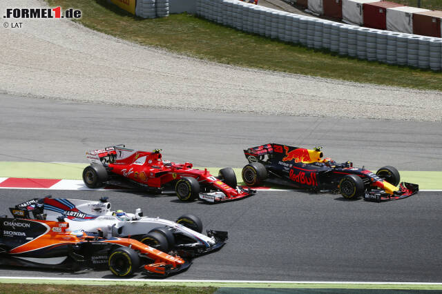 Foto zur News: Als die beiden gerade auf die Strecke zurückfahren, scheint Alonso schon Fünfter zu sein. Im Gerangel mit Felipe Massa, das von der Rennleitung ungeahndet bleibt, zieht er aber den Kürzeren und fällt auf P11 zurück. Am Ende wird der Spanier dann Zwölfter. Massa humpelt mit Reifenschaden an die Box.