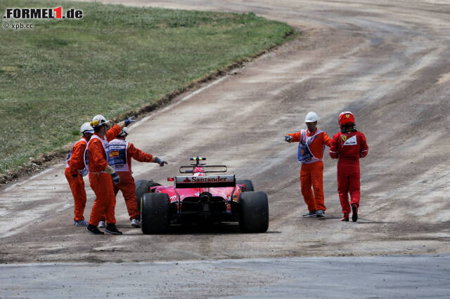 Foto zur News: Während Verstappen immerhin noch an die Box fahren kann und erst dort aufgibt, stellt Räikkönen noch auf der Strecke ab. 55 Punkte Rückstand nach fünf von 20 Rennen: Unter normalen Umständen ist das WM-Rennen für den "Iceman" gelaufen.