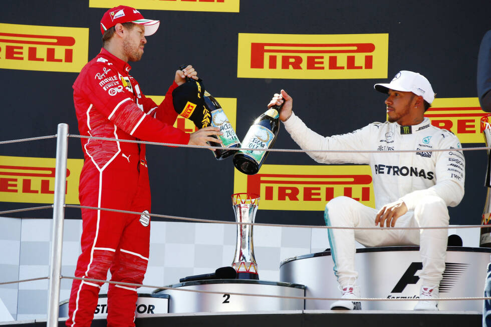 Foto zur News: Die Formel-1-WM 2017 steht ganz im Zeichen des Duells der Giganten: Nach dem Europa-Auftakt in Barcelona haben Sebastian Vettel und Lewis Hamilton je zwei Siege auf dem Konto. Vorteil Vettel: sechs Punkte mehr. Vorteil Hamilton: die vielleicht besseren technischen Updates.