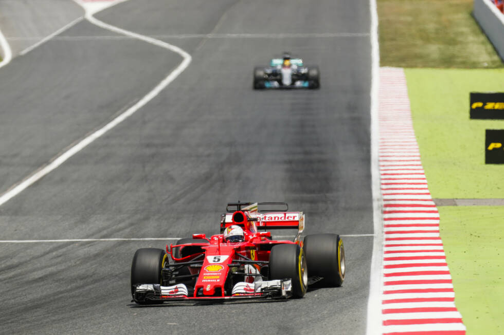 Foto zur News: Für Vettel läuft es wie am Schnürchen: 2,2 Sekunden Vorsprung nach der ersten Runde, 2,7 nach drei. Erst in Runde 13 kommt Hamilton wieder bis auf 2,1 Sekunden heran. &quot;Mach so weiter, Lewis!&quot; Und als Vettel in Runde 14 an die Box kommt, gibt&#039;s eine Mercedes-Doppelführung: Hamilton 9,5 Sekunden vor Bottas.