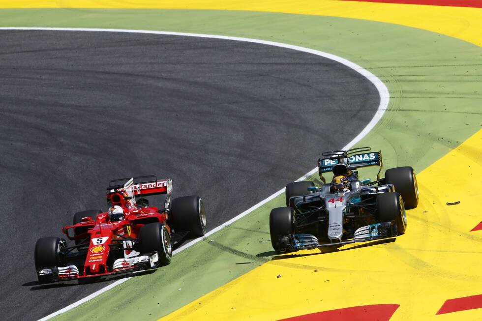 Foto zur News: In Runde 35 täuschen Ferrari und Mercedes einen Boxenstopp an, in Runde 36 macht Hamilton ernst: Als er reinkommt, wird die Gelbphase gerade aufgehoben. Weil Vettel auf der Strecke bremsen muss, als Hamilton Reifen wechselt, und selbst eine Runde später keinen VSC-Vorteil mehr hat, wird&#039;s beim Rausfahren denkbar eng!