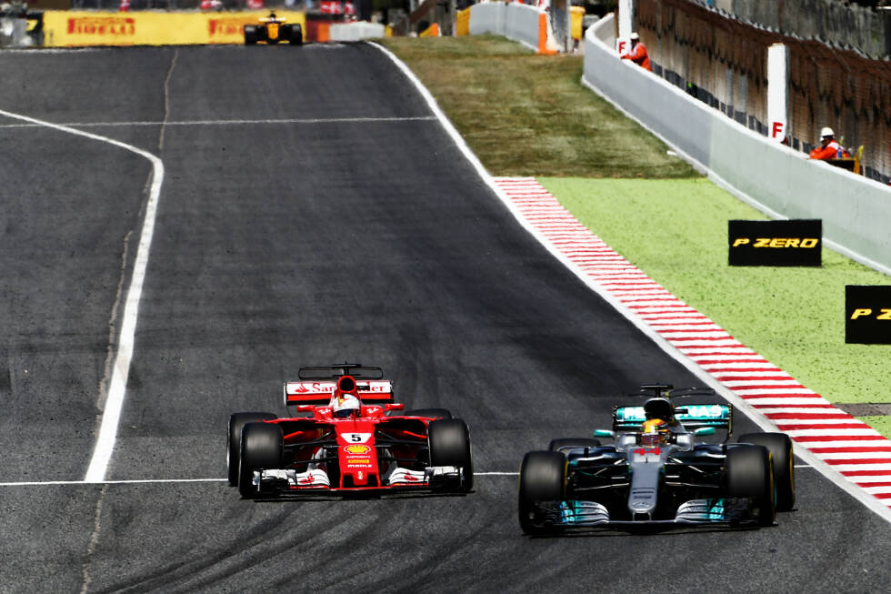 Foto zur News: &quot;Vettel hat sich gewehrt, aber nicht unfair&quot;, sagt Experte Marc Surer über das Duell in Runde 38. In Runde 44 nutzt Hamilton den Vorteil von DRS und weicheren Reifen und zieht locker am Ferrari vorbei: &quot;Ich hatte keine Chance, keine Chance&quot;, funkt Vettel. Aber noch ist nichts entschieden, denn Hamilton meldet überhitzende Hinterreifen.