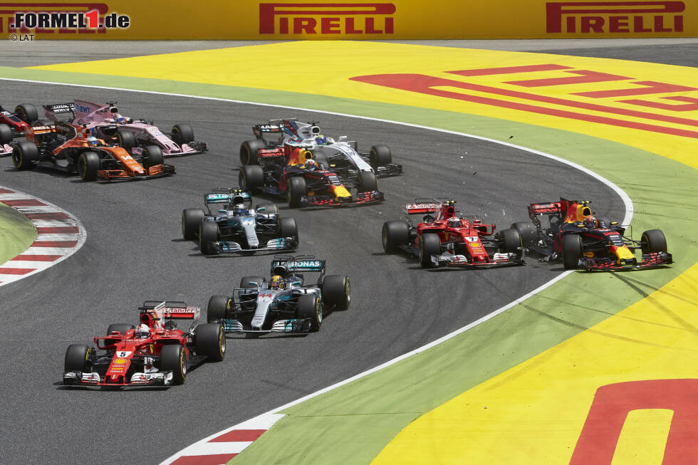 Foto zur News: Und Vettel macht das Beste aus der neuen Kupplungstechnik, geht am Start vor Hamilton in Führung. Dahinter wird die Kurve zu knapp für drei Autos: Valtteri Bottas kann sich innen nicht in Luft auflösen, Kimi Räikkönen kracht daher außen in den Red Bull von Max Verstappen.
