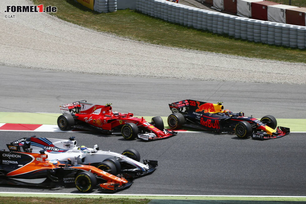Foto zur News: Als die beiden gerade auf die Strecke zurückfahren, scheint Alonso schon Fünfter zu sein. Im Gerangel mit Felipe Massa, das von der Rennleitung ungeahndet bleibt, zieht er aber den Kürzeren und fällt auf P11 zurück. Am Ende wird der Spanier dann Zwölfter. Massa humpelt mit Reifenschaden an die Box.