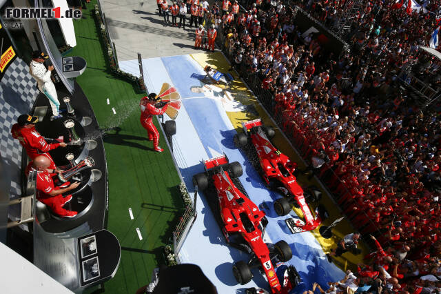 Foto zur News: Er kann's noch: Nach vier sieglosen Rennen schlägt Sebastian Vettel zurück und gewinnt den Grand Prix von Ungarn. Genau wie in Monaco feiert Ferrari einen Doppelsieg. Eher streckenspezifisch, aber keine Trendwende, ist Mercedes-Sportchef Toto Wolff selbstsicher. Trotzdem wirkt Vettels Jubel besonders erleichtert.