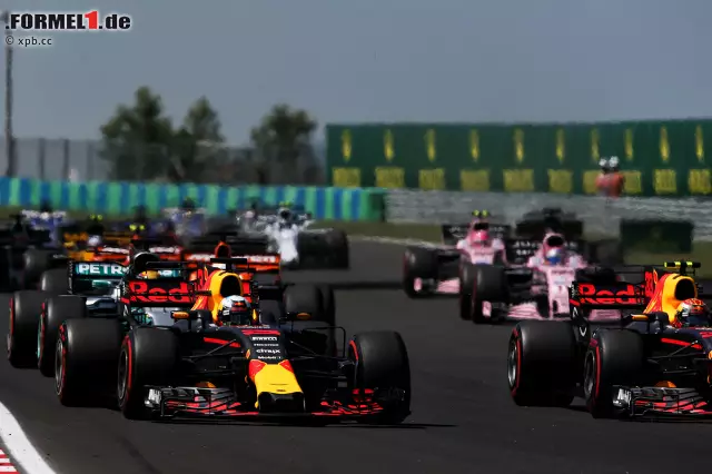 Foto zur News: Dahinter fällt Lewis Hamilton vom vierten Platz hinter die Red Bulls zurück. Max Verstappen will gegen Daniel Ricciardo nicht zurückstecken, bremst spät in die zweite Kurve. Weil seine Räder stehen, ...