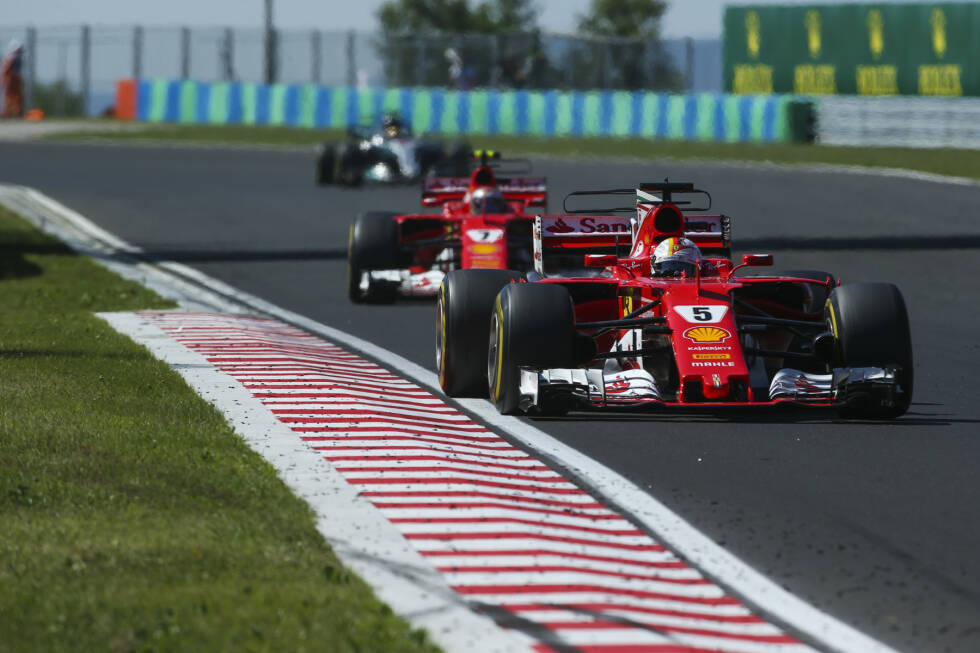 Foto zur News: Vettel weiß etwa zehn Runden vor Schluss, dass er den Sieg in der Tasche hat. Ans Lenkproblem gewöhnt er sich, und das &quot;Überholverbot&quot; auf dem Hungaroring kommt ihm entgegen. Er weiß: &quot;Kimi war heute schneller als ich.&quot; Hamilton kann schneller, kommt aber nicht vorbei.