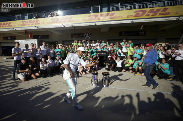 Erster Matchball verwertet: Bereits drei Rennen vor Schluss steht Mercedes als Konstrukteurs-Weltmeister 2017 fest. Zum vierten Mal hintereinander. Und Lewis Hamilton braucht nach fünf Siegen in sechs Rennen nur noch einen fünften Platz, um den Titel zu fixieren. Die Silberpfeile dürfen in Austin jubeln! Erster Matchball verwertet: Bereits drei Rennen vor Schluss steht Mercedes als Konstrukteurs-Weltmeister 2017 fest. Zum vierten Mal hintereinander. Und Lewis Hamilton braucht nach fünf Siegen in sechs Rennen nur noch einen fünften Platz, um den Titel zu fixieren. Die Silberpfeile dürfen in Austin jubeln!