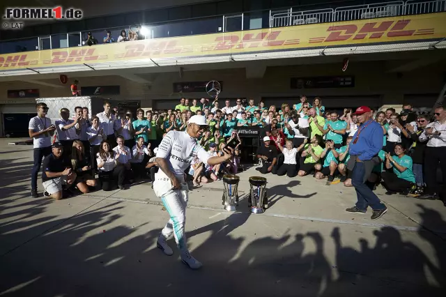 Foto zur News: Erster Matchball verwertet: Bereits drei Rennen vor Schluss steht Mercedes als Konstrukteurs-Weltmeister 2017 fest. Zum vierten Mal hintereinander. Und Lewis Hamilton braucht nach fünf Siegen in sechs Rennen nur noch einen fünften Platz, um den Titel zu fixieren. Die Silberpfeile dürfen in Austin jubeln!