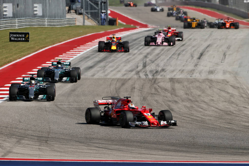 Foto zur News: Nach den Pleiten der Asien-Tournee läuft&#039;s diesmal für Vettel. In der dritten Runde, als DRS zum ersten Mal freigegeben wird, hat er schon 1,3 Sekunden Vorsprung. Etwas weiterhin hinten legt sich Räikkönen Ocon zurecht.
