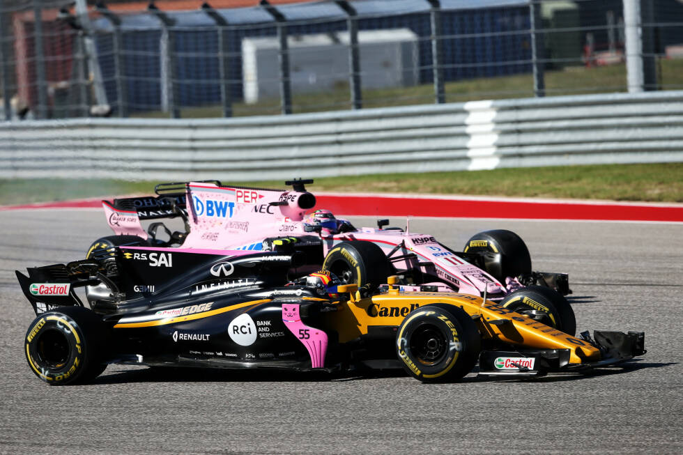 Foto zur News: Bitter für Perez: Den von hinten drängenden Sainz kann er nur kurz abwehren. Beim Überholmanöver des Spaniers klatscht Alain Prost in der Renault-Box begeistert Beifall. So kräht kein Hahn mehr nach Jolyon Palmer.