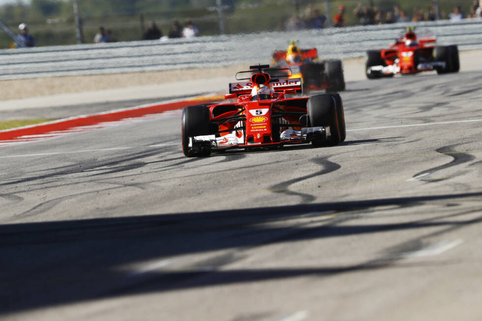 Foto zur News: &quot;Sebastian ist nun das Auto hinter dir&quot;, funkt Ferrari an Räikkönen, als Vettel an Bottas vorbei ist. Der &quot;Iceman&quot; versteht - und macht Platz. Nach 56 Runden fährt er als Vierter über die Ziellinie, darf aber trotzdem aufs Podium, ...